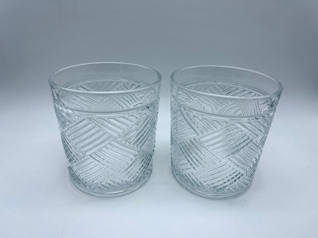 Crisscross rocks glasses detail